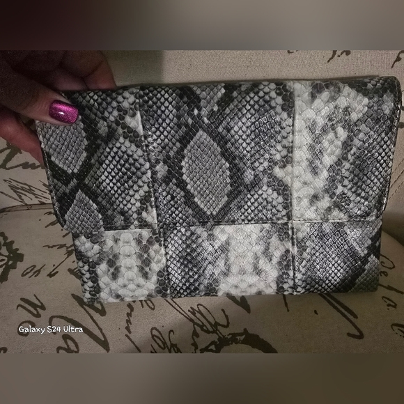 Beautiful Gray/blk python Textured clutch/Crossbody purse EUC - Picture 2 of 10